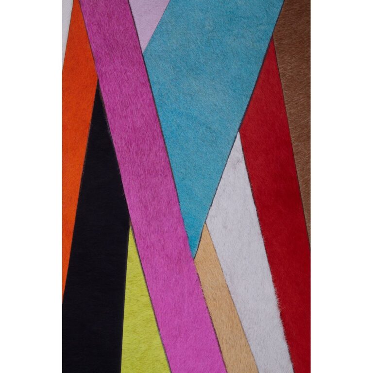 Bold Art in Neutral Spaces: Curating Statement Pieces for a Chic Contrast