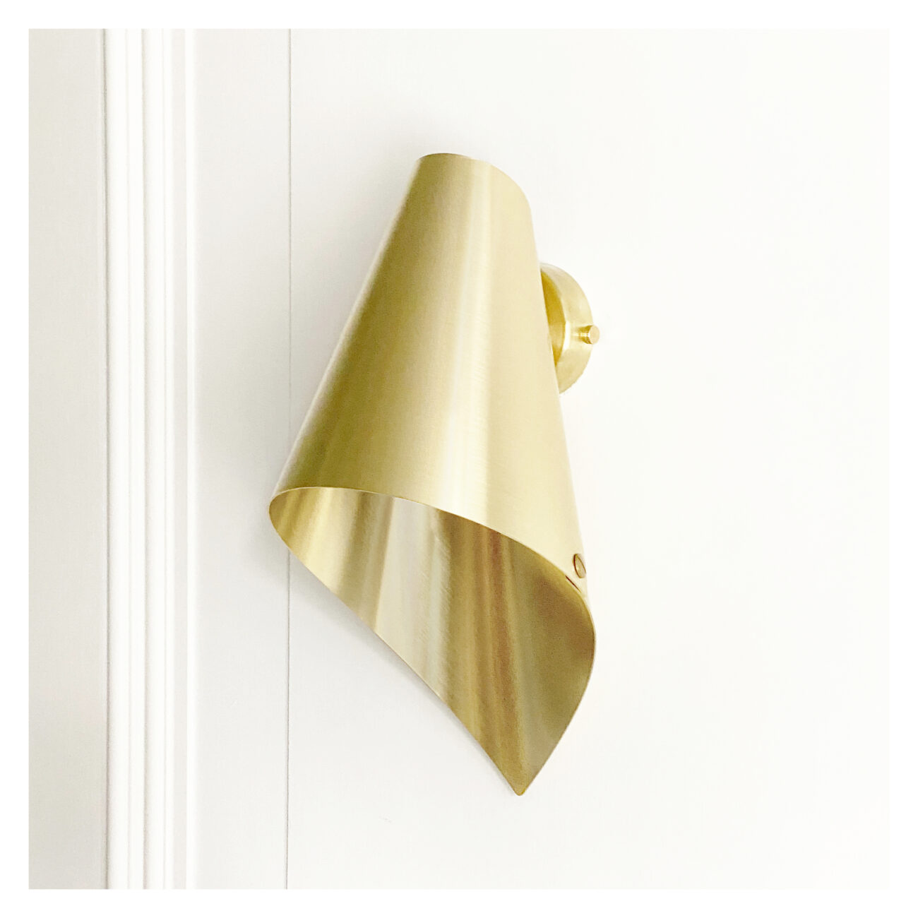 ARC WALL LIGHT