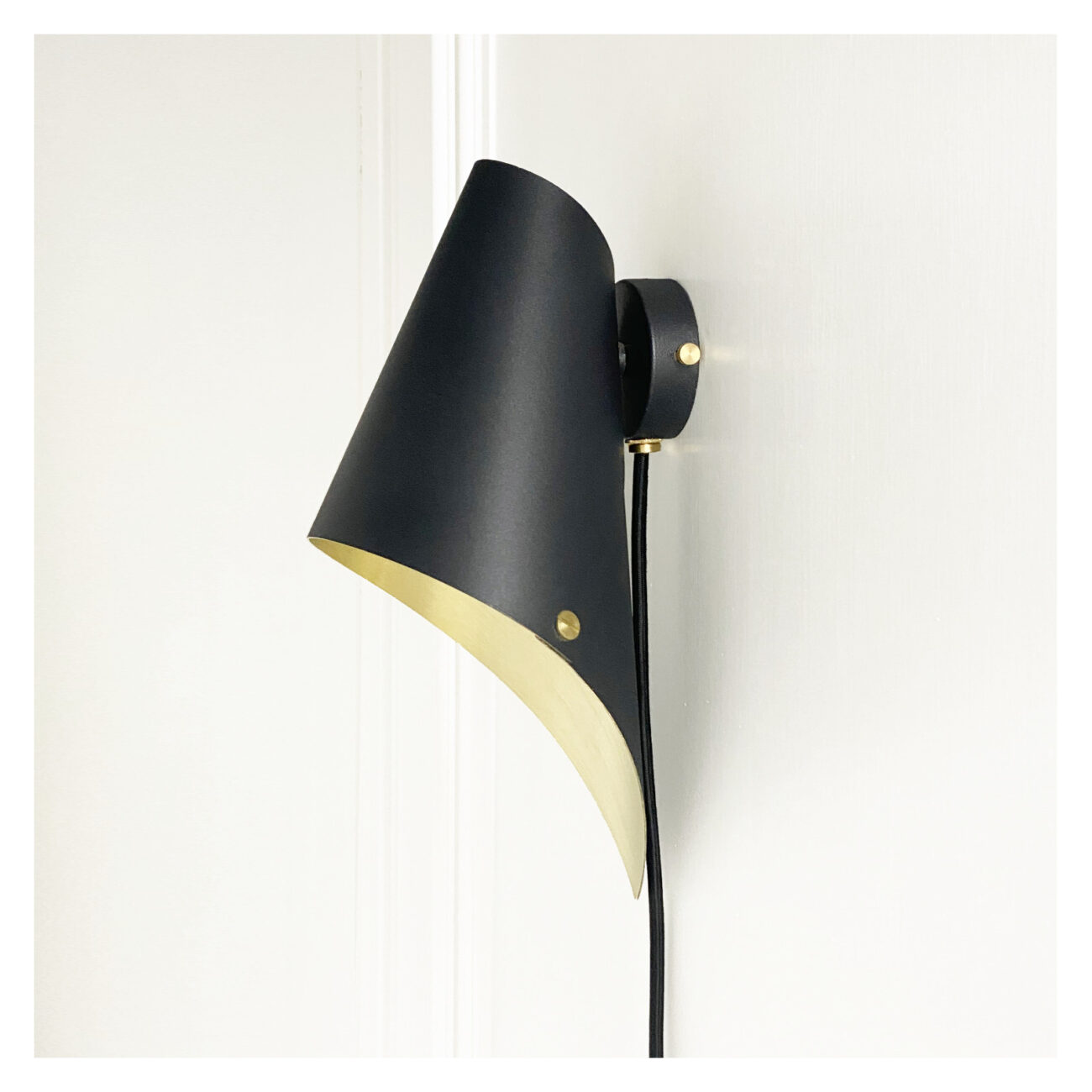 ARC WALL LIGHT PLUG IN